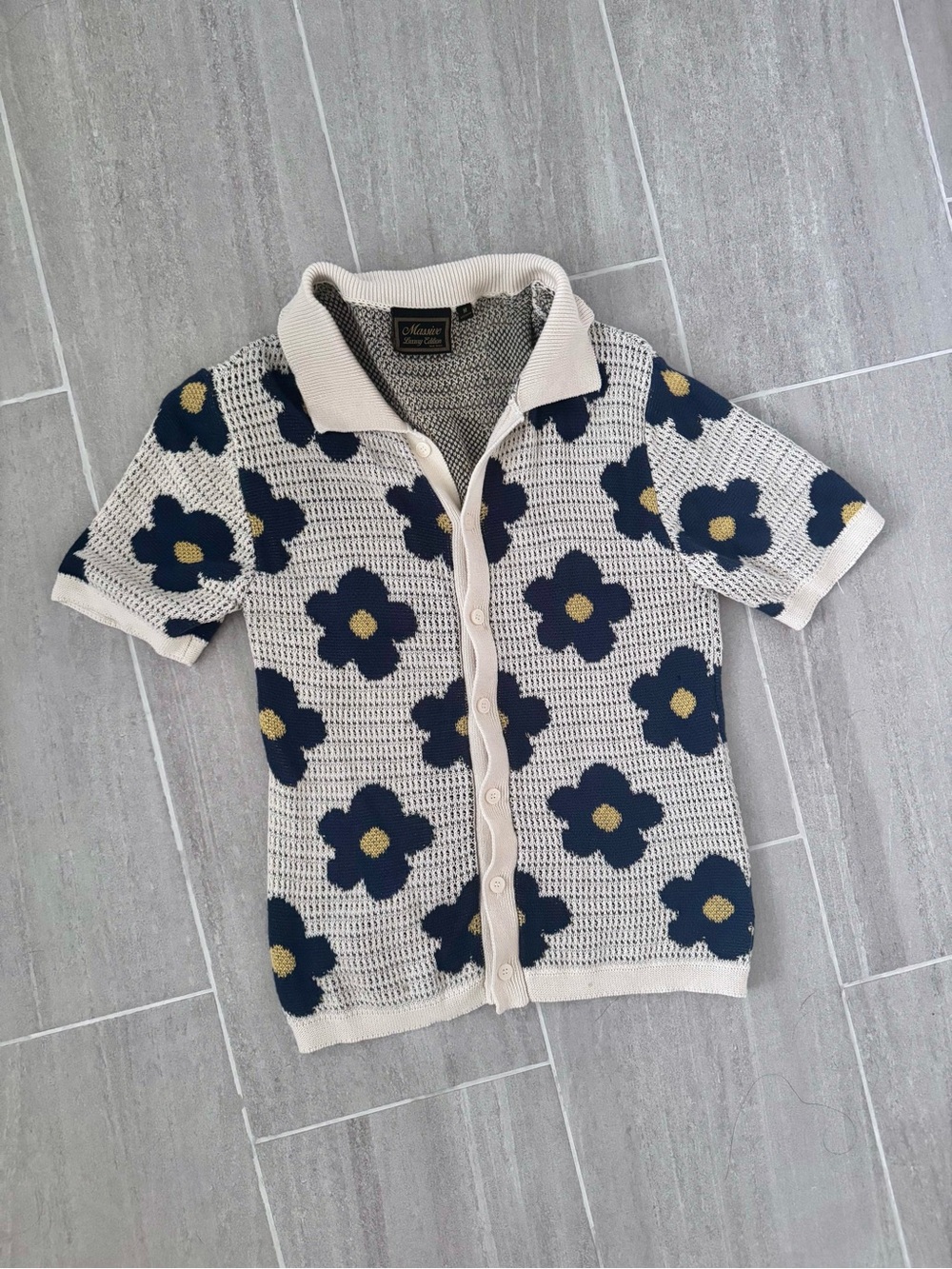 Massive Luxury Edition | Josua SS Buttondown - Size: Medium